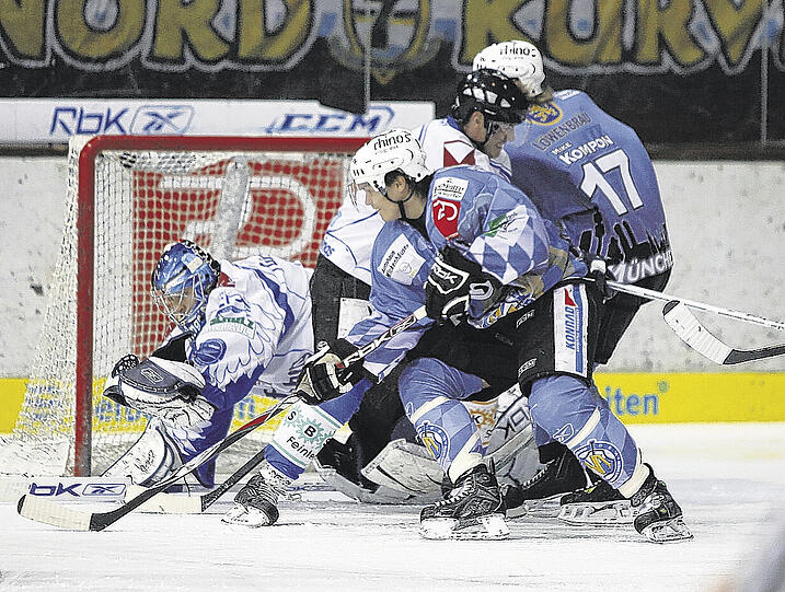 Der erste Streich des EHC: Brent Robinson (vorne) staubt aus dem Getümmel heraus zum 1:0 für die Münchner Eishockey-Cracks gegen Schwenningen ab. Mike Kompon (17) schaut zu.Fotos (2): Rauchensteiner/Augenklick