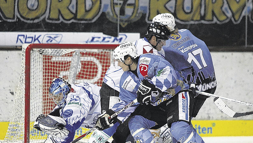 Der erste Streich des EHC: Brent Robinson (vorne) staubt aus dem Getümmel heraus zum 1:0 für die Münchner Eishockey-Cracks gegen Schwenningen ab. Mike Kompon (17) schaut zu.Fotos (2): Rauchensteiner/Augenklick Der erste Streich des EHC: Brent Robinson (vorne) staubt aus dem Getümmel heraus zum 1:0 für die Münchner Eishockey-Cracks gegen Schwenningen ab. Mike Kompon (17) schaut zu.Fotos (2): Rauchensteiner/Augenklick