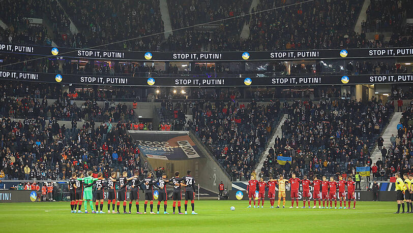Vor Anpfiff protestieren Frankfurt und Bayern im Rahmen einer Schweigeminute gegen die russische Invasion auf die Ukraine. Vor Anpfiff protestieren Frankfurt und Bayern im Rahmen einer Schweigeminute gegen die russische Invasion auf die Ukraine.