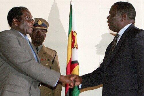 Ein Handschlag nach langem Wahlkampf: Mugabe und Tsvangirai