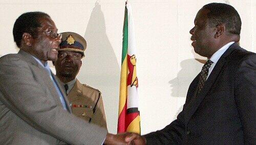 Ein Handschlag nach langem Wahlkampf: Mugabe und Tsvangirai Ein Handschlag nach langem Wahlkampf: Mugabe und Tsvangirai