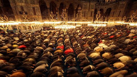 Muslimische Gläubige am Vorabend des ersten Tages des Fastenmonats Ramadan in der Hagia-Sophia-Moschee in Istanbul beim  Nachtgebet.