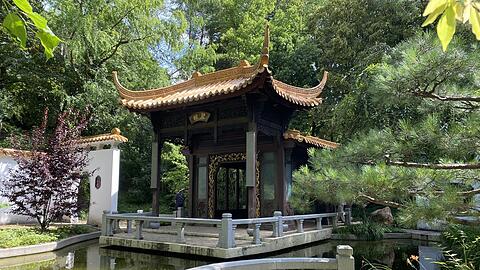 Der Blick vom Eingang aus: Der Pavillon des Sommers stellt ein Hausboot dar.