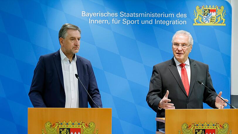 Bayerns Innenminister Joachim Herrmann (r, CSU) spricht in einer Pressekonferenz zu den geplanten Protesten von Landwirten gegen die Sparpläne der Bundesregierung mit dem Günther Felßner, Präsident des Bayerischen Bauernverbands (l) im Polizeipräsidium Mittelfranken.