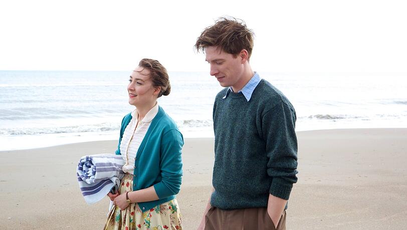 In der Verfilmung des Romans "Brooklyn" hat sich Jim (Domhnall Gleeson ) in Eilis (Saoirse Ronan) verliebt, weiß aber nicht, dass sie in Amerika schon verheiratet ist.