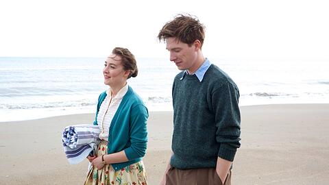 In der Verfilmung des Romans "Brooklyn" hat sich Jim (Domhnall Gleeson ) in Eilis (Saoirse Ronan) verliebt, weiß aber nicht, dass sie in Amerika schon verheiratet ist.
