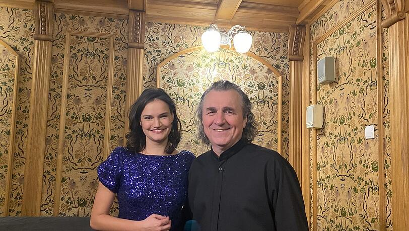 Raphaela Gromes mit dem Dirigenten Wolodymyr Sirenko. Raphaela Gromes mit dem Dirigenten Wolodymyr Sirenko.