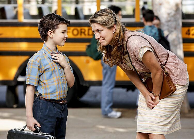 Sheldon (Iain Armitage) und seine Mutter (Zoe Perry) haben ein kompliziertes Verhältnis. In der Prequel-Serie "Young Sheldon" erfahren "Big Bang Theory"-Fans, wie Sheldons Jugend in Texas so war. Sheldon (Iain Armitage) und seine Mutter (Zoe Perry) haben ein kompliziertes Verhältnis. In der Prequel-Serie "Young Sheldon" erfahren "Big Bang Theory"-Fans, wie Sheldons Jugend in Texas so war.