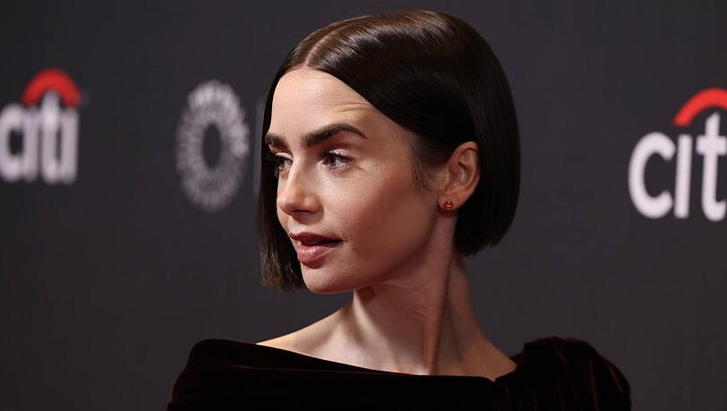 "Emily in Paris"-Star Lily Collins mit ihrer individuellen Variante des asymmetrischen Bob-Schnitts. "Emily in Paris"-Star Lily Collins mit ihrer individuellen Variante des asymmetrischen Bob-Schnitts.