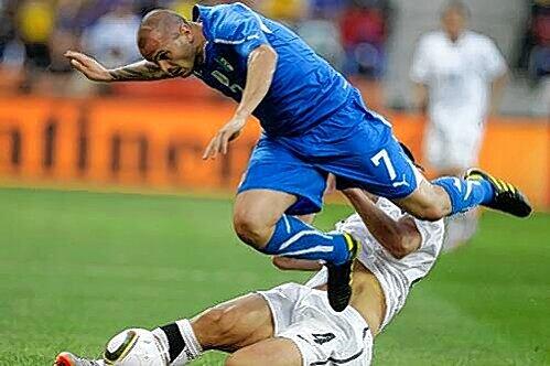Kommt ein Italiener geflogen: Hier hebt Simone Pepe ab.