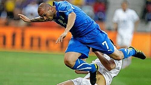 Kommt ein Italiener geflogen: Hier hebt Simone Pepe ab. Kommt ein Italiener geflogen: Hier hebt Simone Pepe ab.