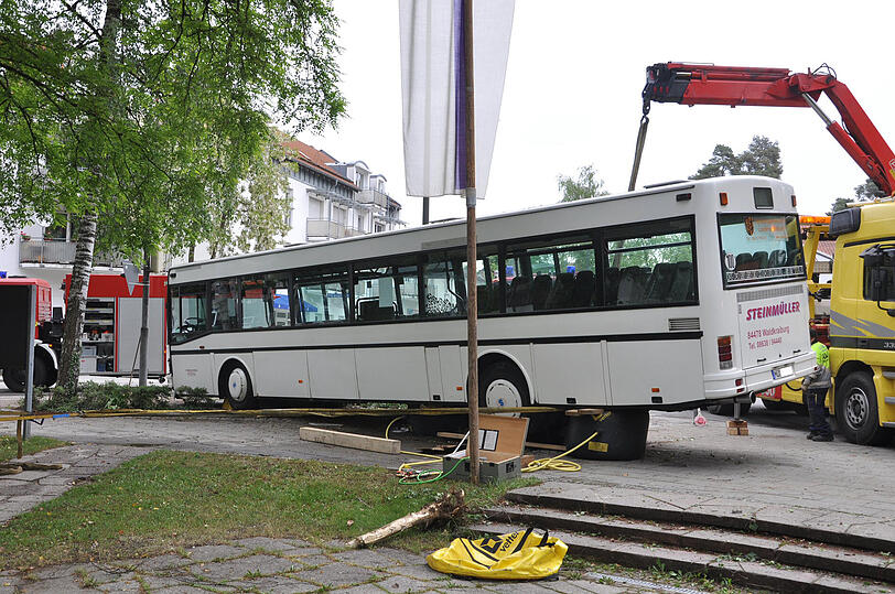 Waldkraiburg: Der Bus überfuhr zwei Bäume, nachdem der Fahrer hinter dem Steuer das Bewusstsein verlor