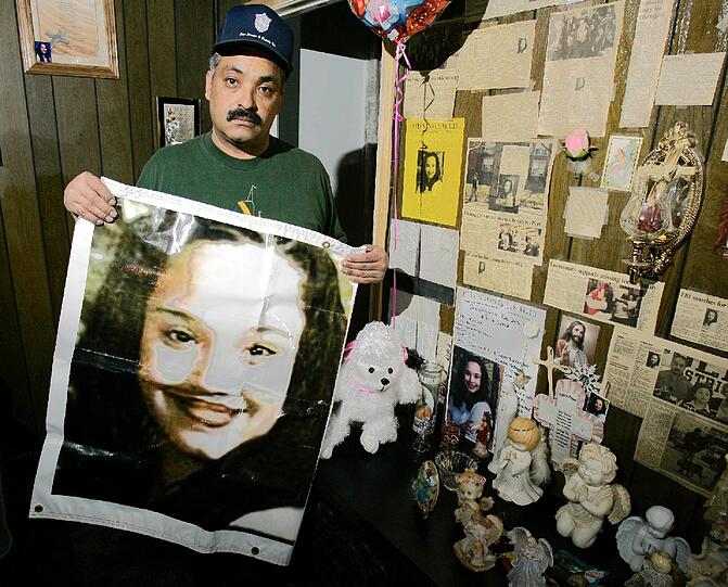 Felix DeJesus hält 2004 nach ihrem Verschwunden ein großes Plakat seiner Tochter in die Kamera.