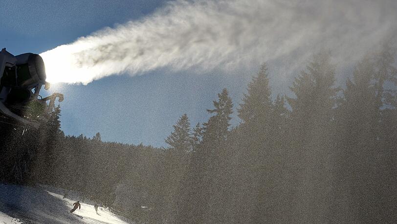 Immer mehr zu sehen: Der Niederschlag einer Schneekanone leuchtet am Ochsenkopf in Bischofsgrün in der Sonne. Immer mehr zu sehen: Der Niederschlag einer Schneekanone leuchtet am Ochsenkopf in Bischofsgrün in der Sonne.