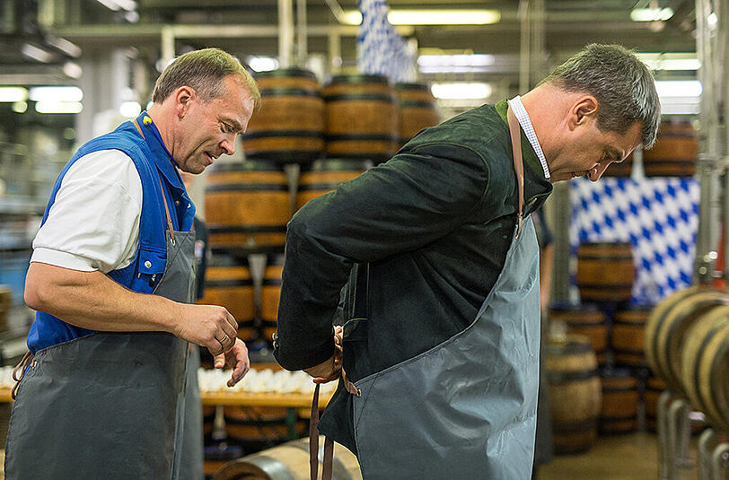 Der bayerische Finanzminister Markus Söder (CSU) füllt Oktoberfestbier für die Oide Wiesn ab.