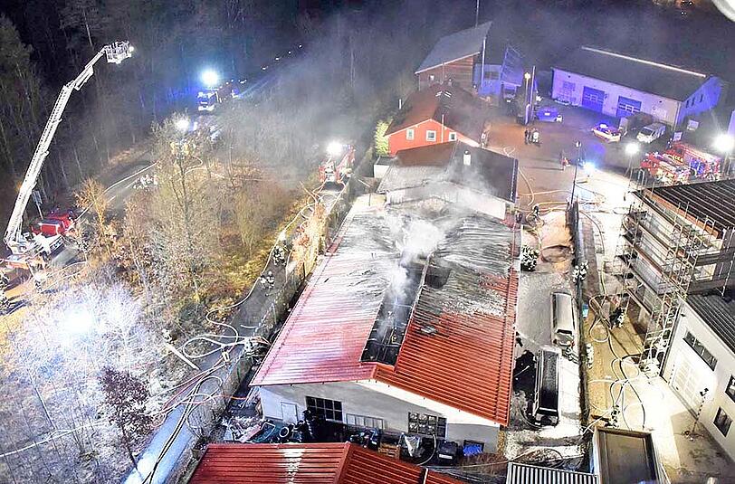 Die Bilder vom Feuerwehreinsatz in Krailling: Das Feuer ist in einer Autowerkstatt ausgebrochen, etliche Luxus-Fahrzeuge wurden beschädigt, der Schaden beläuft sich auf rund zweieinhalb Millionen Euro.