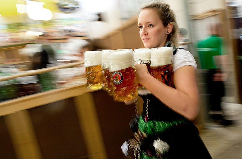 Trotz stetig steigender Preise: Das Wiesn-Bier findet seine Abnehmer.