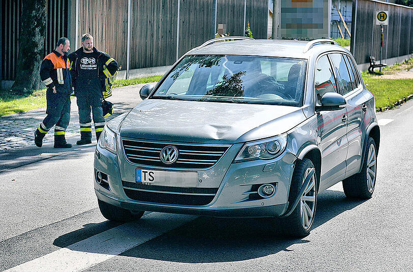 Ein Autofahrer erfasst mit seinem VW mehrere junge Asylbewerber - drei Kinder werden schwer verletzt. Die Bilder aus Ruhpolding.