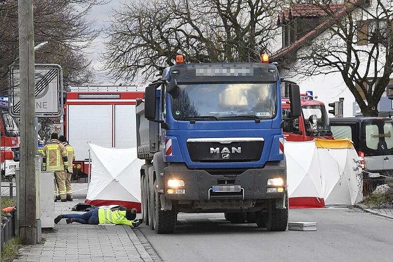Eine Radfahrerin stirbt in Ismaning, als sie vom Lkw erfasst wird. Die Bilder