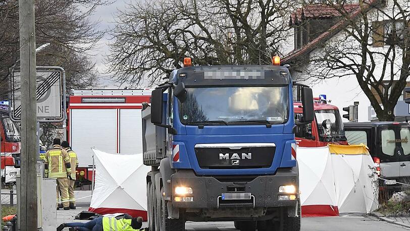 Eine Radfahrerin stirbt in Ismaning, als sie vom Lkw erfasst wird. Die Bilder Eine Radfahrerin stirbt in Ismaning, als sie vom Lkw erfasst wird. Die Bilder