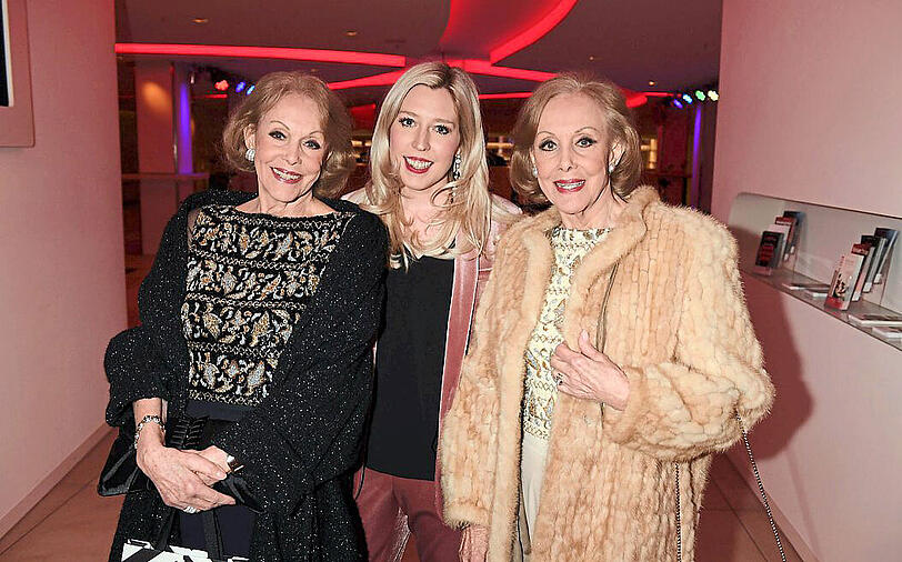 Alice und Ellen Kessler und die Leute-Kolumnistin der Abendzeitung Kimberly Hoppe