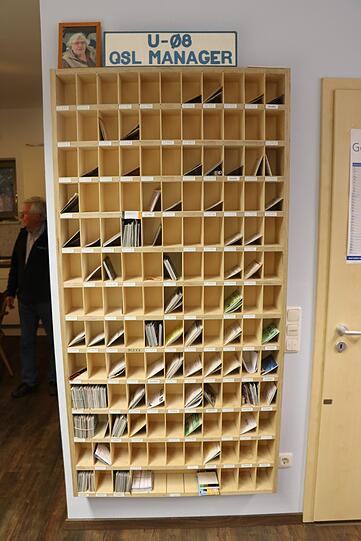 Postkarten von Kollegen aus aller Welt. Viele kommen von weit weg.