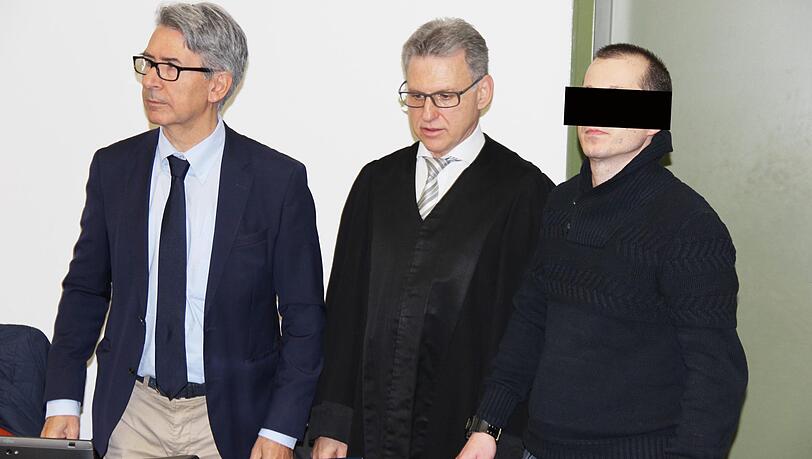 Der Angeklagte (r.) mit den Anwälten Peter Guttmann und Antonio Agosta. Der Angeklagte (r.) mit den Anwälten Peter Guttmann und Antonio Agosta.