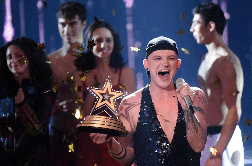 Der Sänger Marcel Kaupp feiert am 20.12.2014 in Köln seinen Sieg beim Finale der RTL-Show "Das Supertalent".
