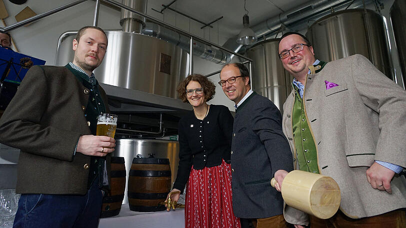 Nach dem Anstich (v.l.): Simon Rossmann von Giesinger Bräu, Verena Übler, Kirchenvorstand Markus Graf von Armansperg und Steffen Marx.