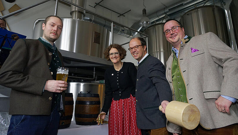 Nach dem Anstich (v.l.): Simon Rossmann von Giesinger Bräu, Verena Übler, Kirchenvorstand Markus Graf von Armansperg und Steffen Marx. Nach dem Anstich (v.l.): Simon Rossmann von Giesinger Bräu, Verena Übler, Kirchenvorstand Markus Graf von Armansperg und Steffen Marx.