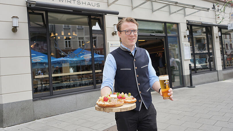 Stefan Stiftl vor seinem eigenen Restaurant im Tal - nun zieht er sich zurück.