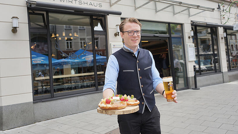 Stefan Stiftl vor seinem eigenen Restaurant im Tal - nun zieht er sich zurück.