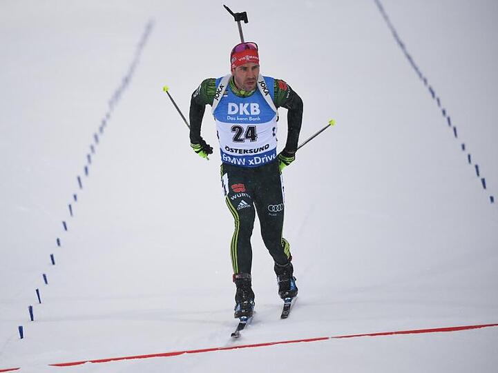 Arnd Peiffer überquert im Einzel über 20 Kilometer die Ziellinie.