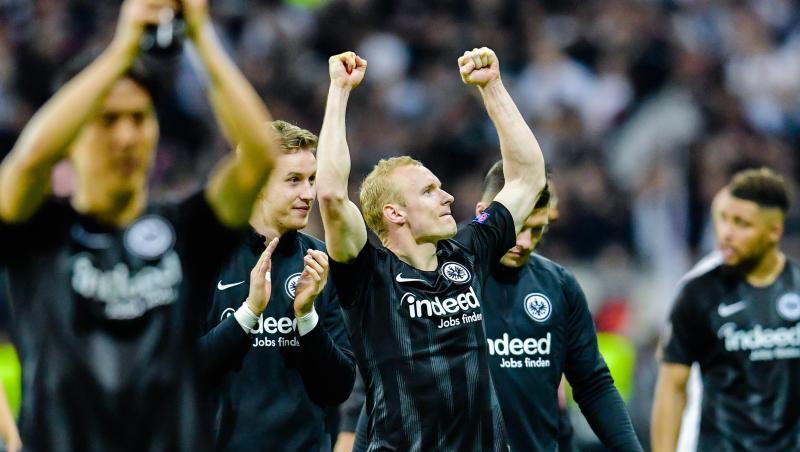 Die Eintracht-Spieler um Torschütze Rode (M) jubeln nach Spielende mit den Fans über das Weiterkommen. Die Eintracht-Spieler um Torschütze Rode (M) jubeln nach Spielende mit den Fans über das Weiterkommen.