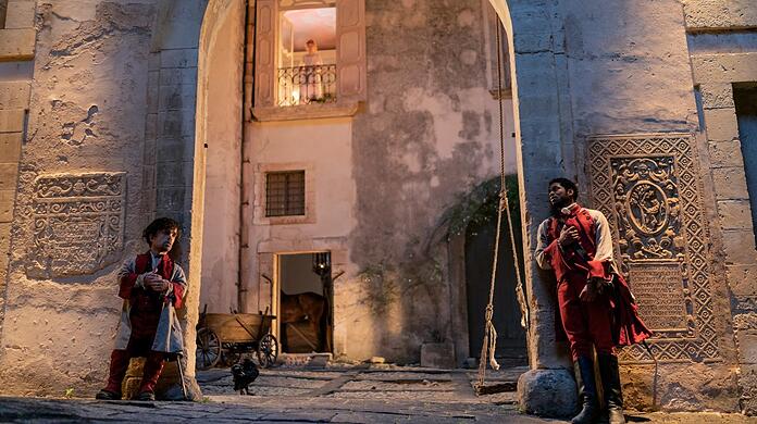 Peter Dinklage als Cyrano, Haley Bennett als Roxanne und Kelvin Harrison Jr. als Christian in Joe Wrights "Cyrano".
