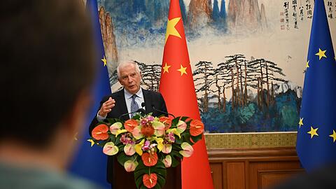 Der EU-Außenbeauftragte Josep Borrell spricht auf einer Pressekonferenz am Rande eines strategischen EU-China-Dialogs in Peking.