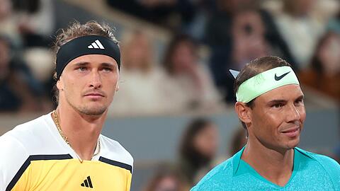 Alexander Zverev (l) wird beim Abschied von Rafael Nadal in Malaga nicht vor Ort sein.