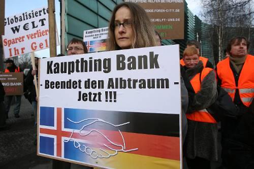 Kaupthing-Geschädigte demonstrieren vor der isländischen Botschaft in Berlin: Rund 30.000 deutsche Anleger warten auf ihr Geld.