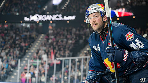 Die Rivalen im Visier: Bayerische Eishockey-Könige waren die EHC-Stars um "King Koni" Abeltshauser zuletzt nicht mehr.