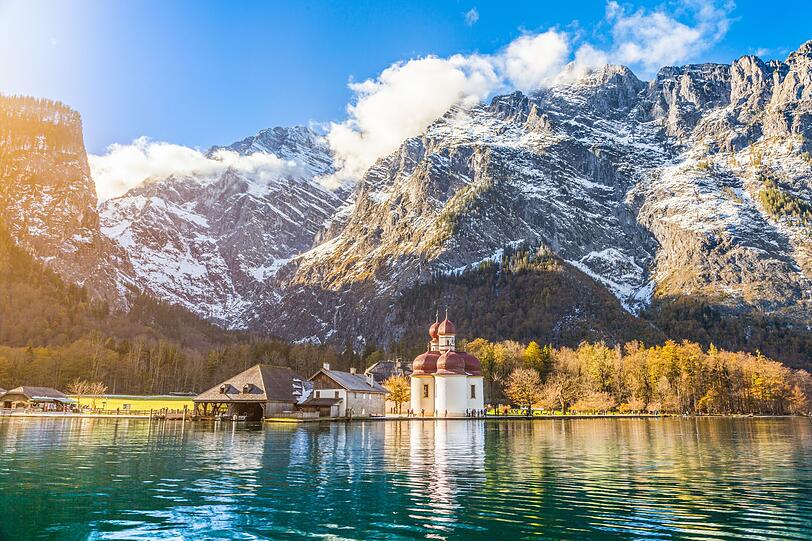 Nicht weniger beeindruckend: die Ostwand des Watzmann. Bildhübsch zeigt sich die Felswand am Ufer des Königssees mit der Wallfahrtskapelle St. Bartholomä. Diese Kletterwand ist 1.800 Meter steil und zählt zu den höchsten Felswänden der Alpen. Vor allem wegen der gefährlichen Wand trägt der Watzmann auch den Namen Schicksalsberg. Denn über 100 Bergsteiger verunglückten hier tödlich. Nicht weniger beeindruckend: die Ostwand des Watzmann. Bildhübsch zeigt sich die Felswand am Ufer des Königssees mit der Wallfahrtskapelle St. Bartholomä. Diese Kletterwand ist 1.800 Meter steil und zählt zu den höchsten Felswänden der Alpen. Vor allem wegen der gefährlichen Wand trägt der Watzmann auch den Namen Schicksalsberg. Denn über 100 Bergsteiger verunglückten hier tödlich.