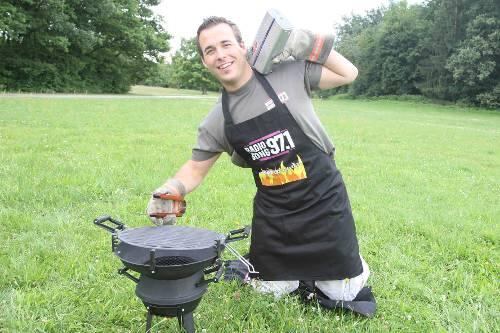 "Born to grill": Gong-Moderator Martin Siegordner grillt mit einer der Gong-Schützen, die verlost werden.