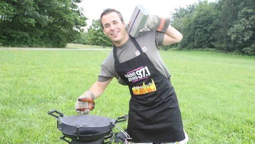 "Born to grill": Gong-Moderator Martin Siegordner grillt mit einer der Gong-Schützen, die verlost werden. "Born to grill": Gong-Moderator Martin Siegordner grillt mit einer der Gong-Schützen, die verlost werden.