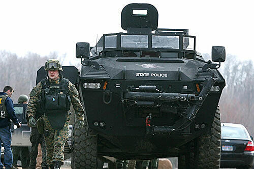 Schwer bewaffnet und mit Panzerwagen gehen die Einsatzkräfte gegen die militanten Christen vor