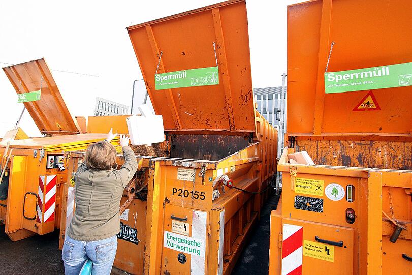 Hinein damit! Eine Münchnerin wirft ihren Schrott in einen Sperrmüllcontainer auf einem der 12 städtischen Wertstoffhöfe.