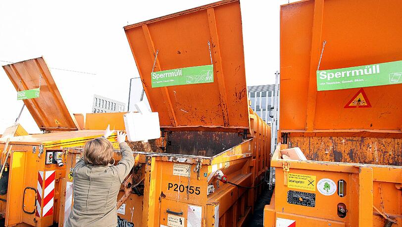 Hinein damit! Eine Münchnerin wirft ihren Schrott in einen Sperrmüllcontainer auf einem der 12 städtischen Wertstoffhöfe. Hinein damit! Eine Münchnerin wirft ihren Schrott in einen Sperrmüllcontainer auf einem der 12 städtischen Wertstoffhöfe.