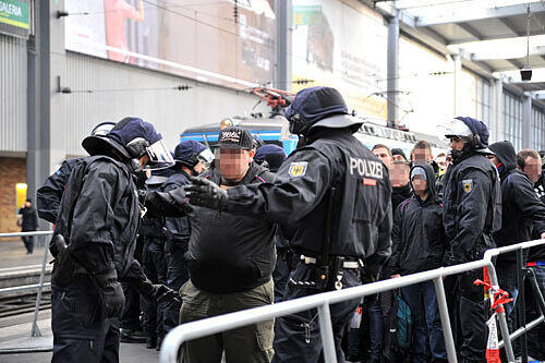 Archivbilder: Polizeieinsatz beim Champions-League-Spiel des FC Bayern gegen Basel