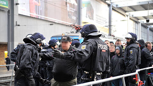 Archivbilder: Polizeieinsatz beim Champions-League-Spiel des FC Bayern gegen Basel Archivbilder: Polizeieinsatz beim Champions-League-Spiel des FC Bayern gegen Basel