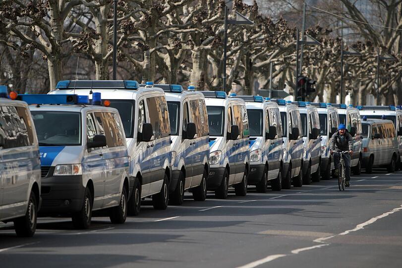 Brennende Barrikaden, Autos in Flammen, vermummte Steinewerfer - die Demonstrationen der Blockupy-Aktivisten geraten in Frankfurt außer Kontrolle.