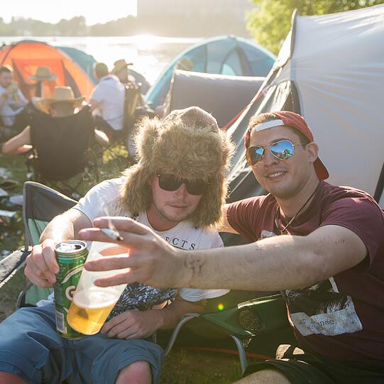 Diese Beiden halten sich eher an hopfenhaltige Getränke auf dem Campingplatz am Dutzendteich beim "Rock im Park".