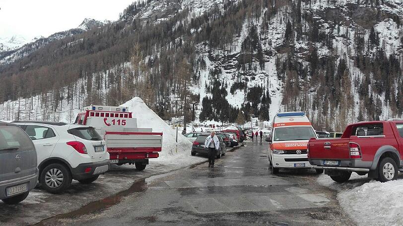 Bei einem Lawinenabgang in Südtirol sind am Samstag mindestens sechs Menschen getötet worden.